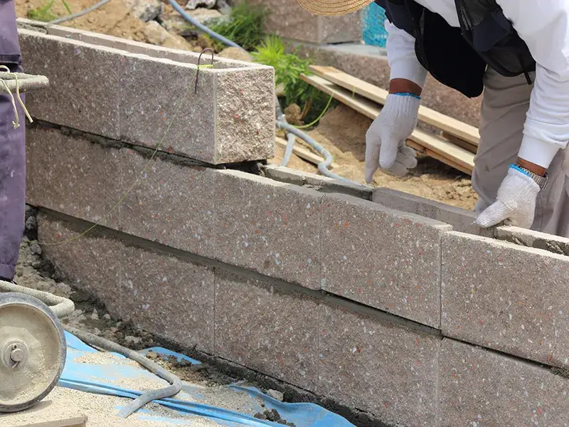 外構のブロック塀を組んでいる様子