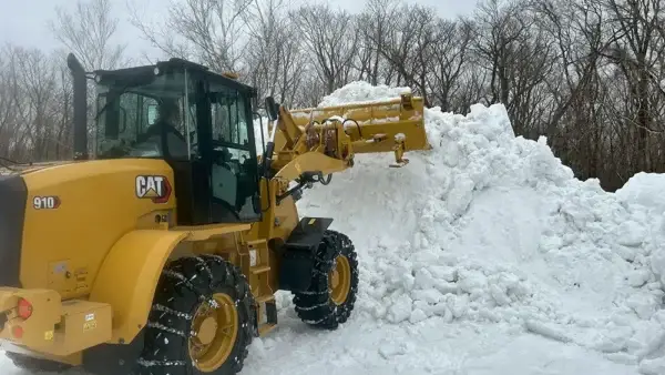 重機を使用した除雪作業