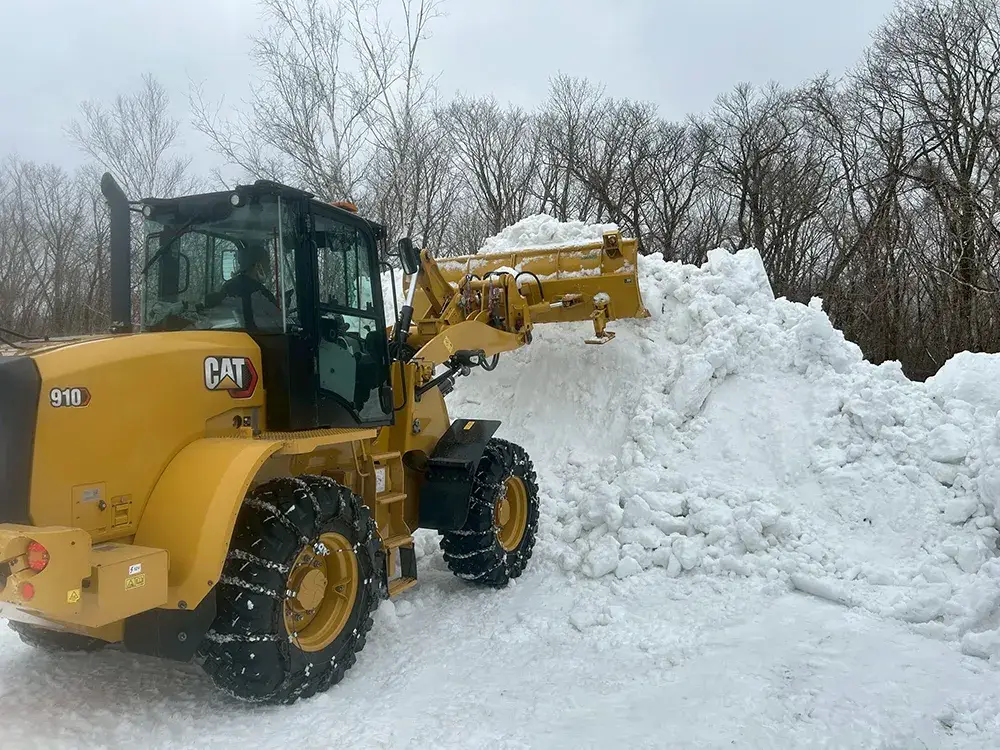 重機を使用した除雪作業