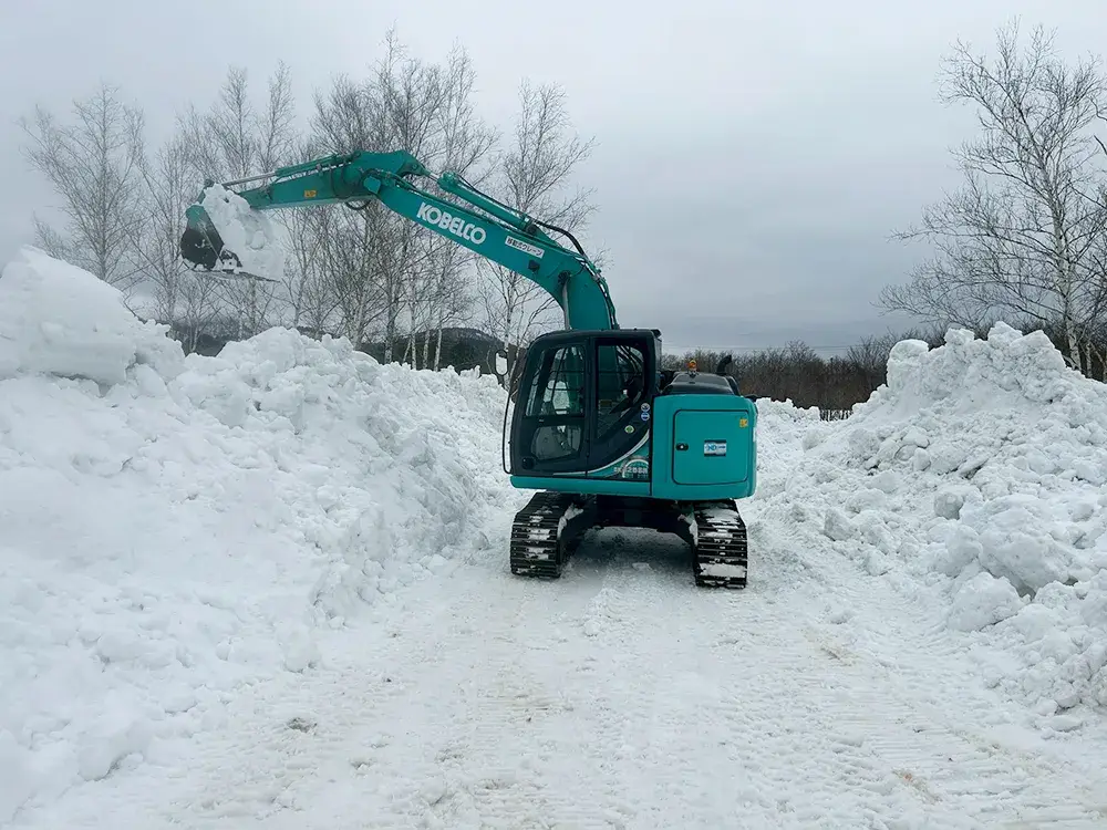 重機を使用した除雪作業